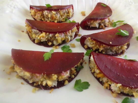 Pastă de macrou afumat cu sfecla roşie şi nuci (Maria Matyiku/ Epoch Times)