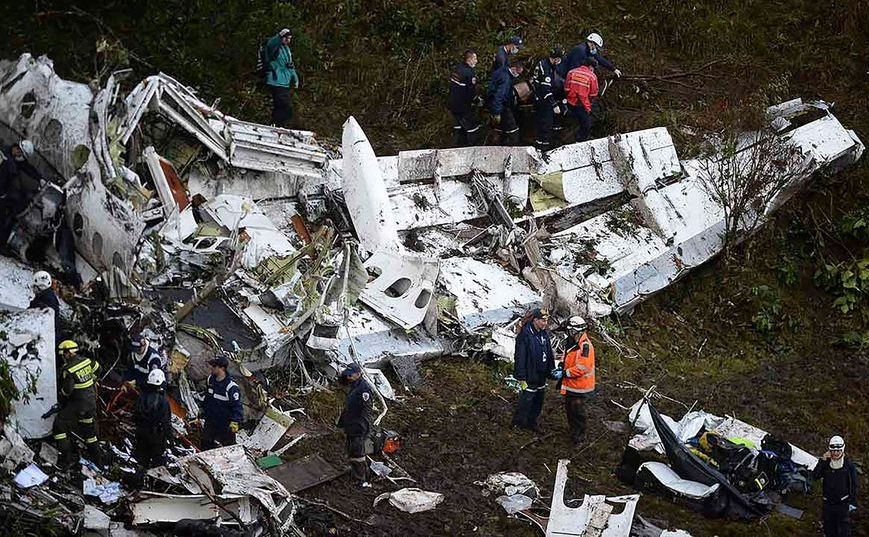 Rămăşiţele avionului echipei Chapecoense ce s-a prăbuşit în Munţii Anzi, Columbia, 29 noiembrie 2016. (Captură Foto)