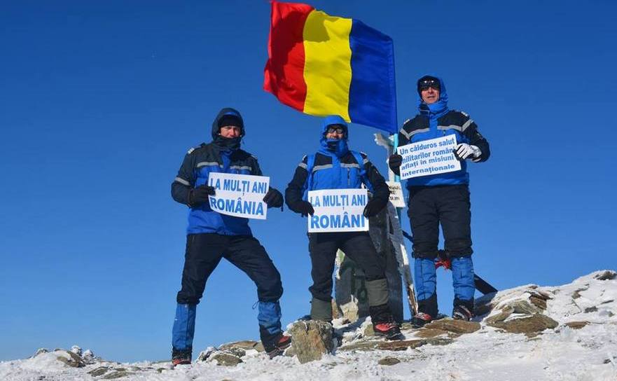 Jandarmii montani de la IJJ Hunedoara, care au arborat drapelul României de Ziua Naţională, pe vârful Parângul Mare (2519).