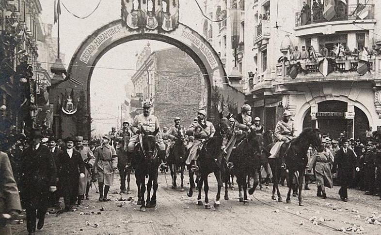 Intrarea Regelui Ferdinand şi a Reginei Maria, în capitală, la 1 decembrie 1918, după încheierea războiului. (historia.ro)
