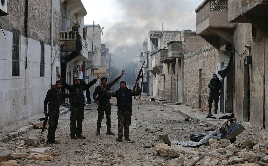 Soldaţi sirieni patrulează în estul oraşului Alep, Siria, 3 decembrie 2016.