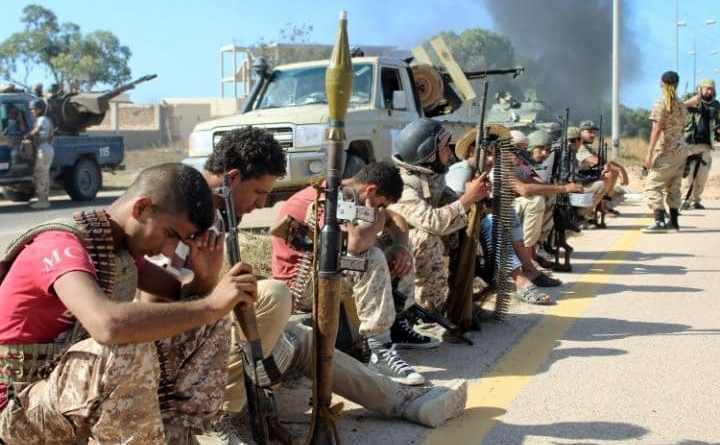 Soldaţi libieni se odihnesc în timpul unui asalt asupra oraşului Sirte.
