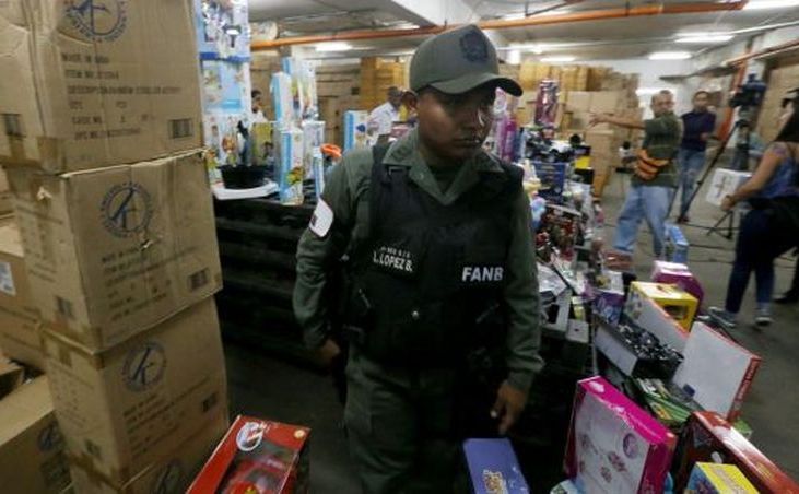 Un soldat venezuelean în timpul unei operaţiuni la un magazin de jucării din Caracas.