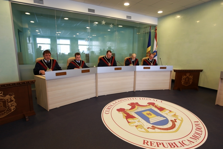 Judecătorii Curţii Constituţionale din Moldova.