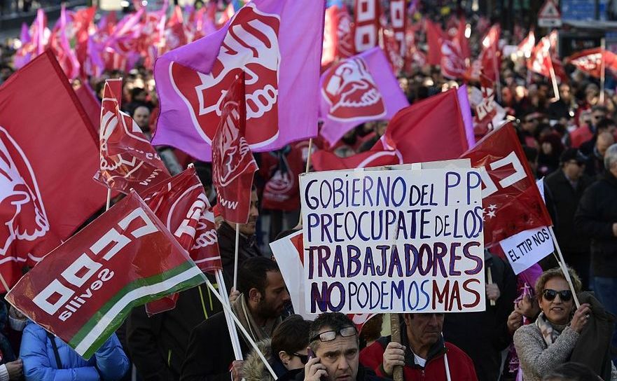 Proteste în Madrid, 18 decembrie. Pe banner scrie "Guvern PP, preocupă-te de muncitori. Nu mai putem"