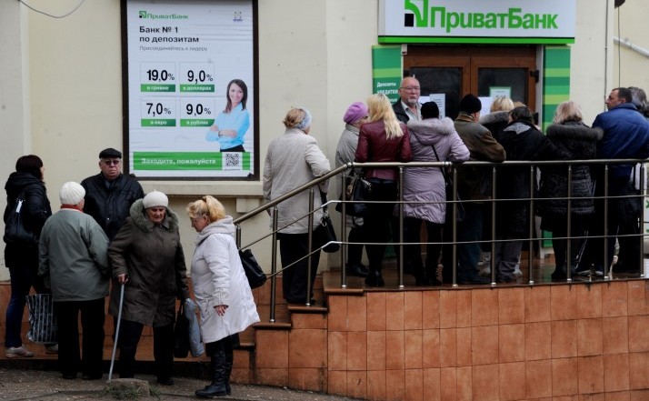 Oameni stau la coadă la o filială a băncii ucrainene PrivatBank în Sevastopol, Crimeea.