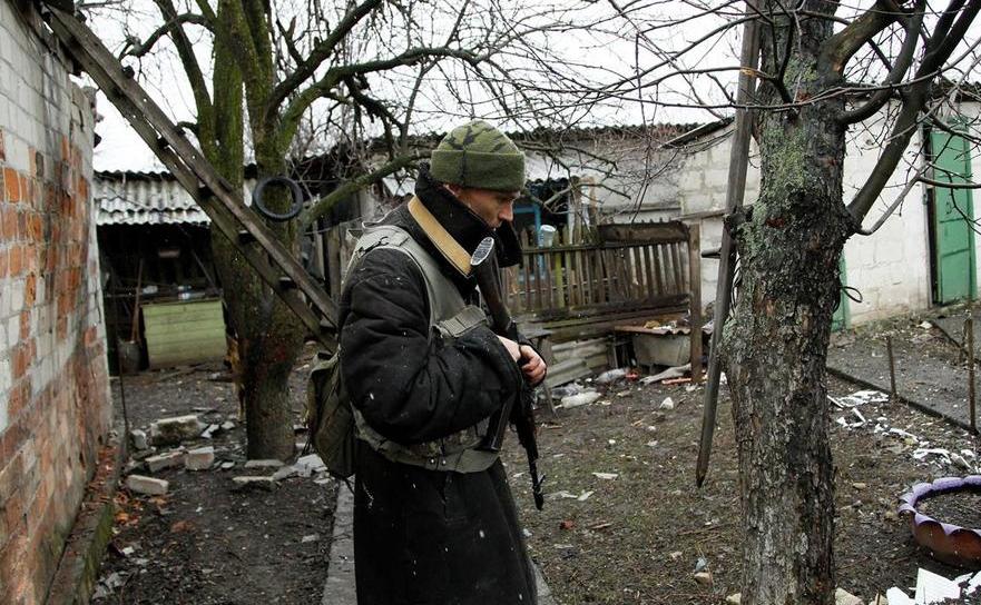 Un separatist pro-rus înarmat în satul Zaiţeve din Doneţk, estul Ucrainei, 14 martie 2016.