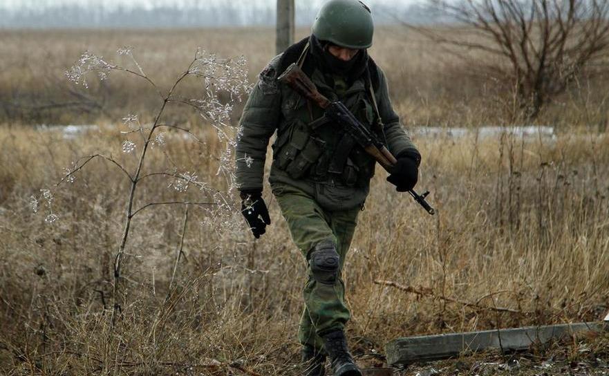 Separatist pro-rus patrulează în zona satului Kominternovo, estul Ucrainei, 15 ianuarie 2016.