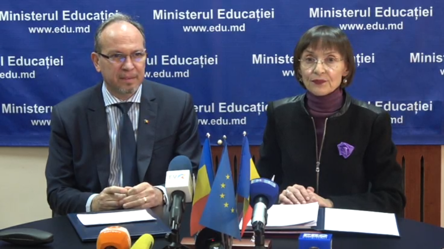 Daniel Ioniţă şi Corina Fusu în timpul conferinţei de presă din 22.12.2016 (captură foto, privesc.eu)