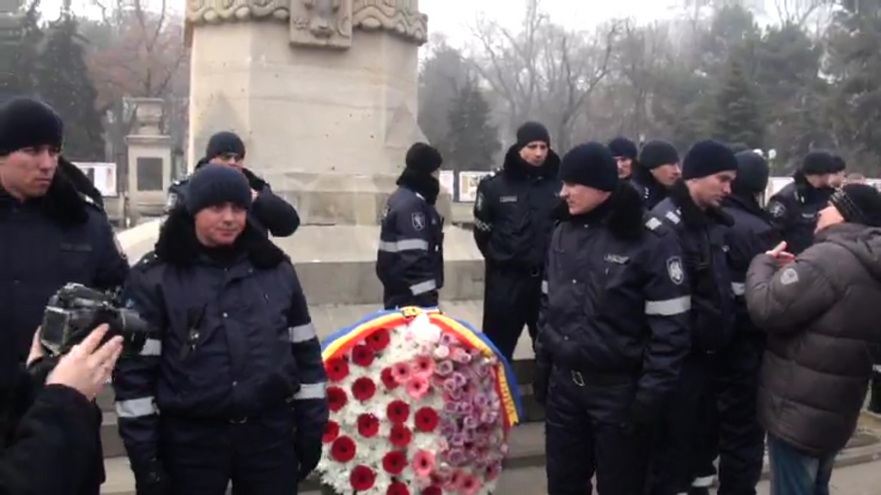 Poliţiştii păzesc coroana de flori depusă de Igor Dodon