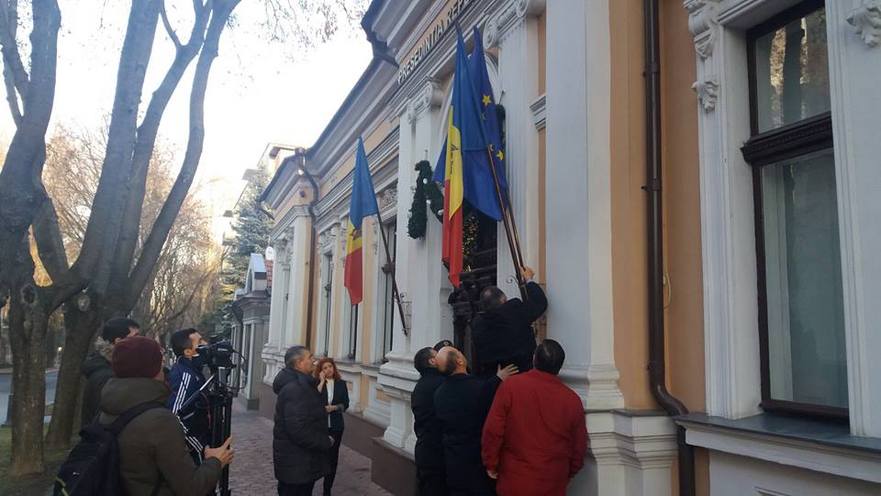 Arborarea drapelului UE pe clădirea Preşedinţiei