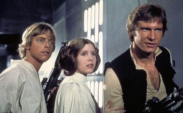 Carrie Fisher (Princess Leia) alături de Mark Hamill (Luke Skywalker, stânga) şi Harrison Ford (Han Solo) în Star Wars, 1977. (movieplayer.it)