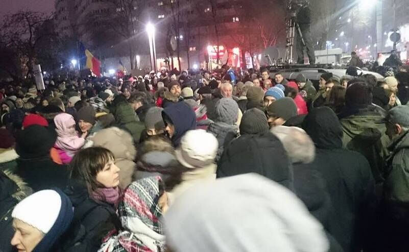 "România, trezeşte-te!" - Protest contra ordonanţei graţierii şi mutilării Codului Penal (Ana Otilia Nutu/Facebook)