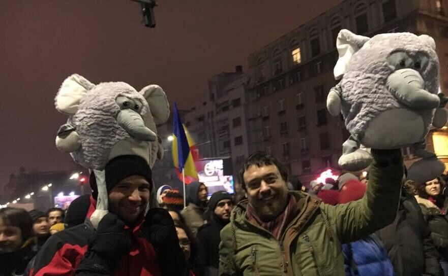 "România, trezeşte-te!" - Protest contra ordonanţei graţierii şi mutilării Codului Penal (Emilia Şercan/Facebook)