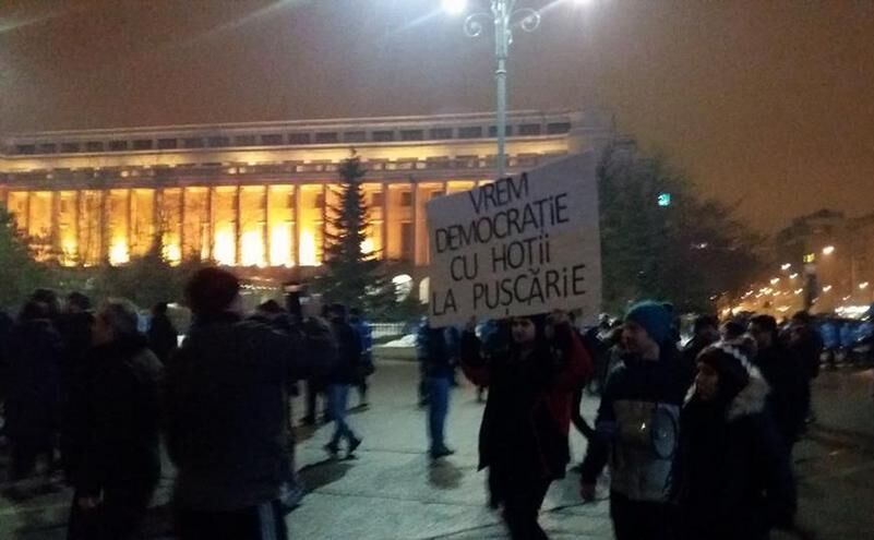 "România, trezeşte-te!" - Protest contra ordonanţei graţierii şi mutilării Codului Penal (Claudia Pirvoiu/Facebook)