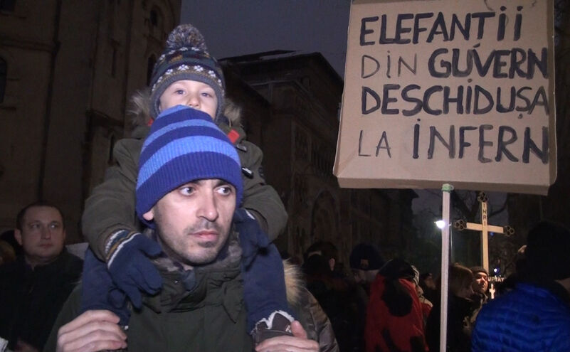 "România, trezeşte-te!" - Protest contra ordonanţei graţierii şi mutilării Codului Penal (Epoch Times România)