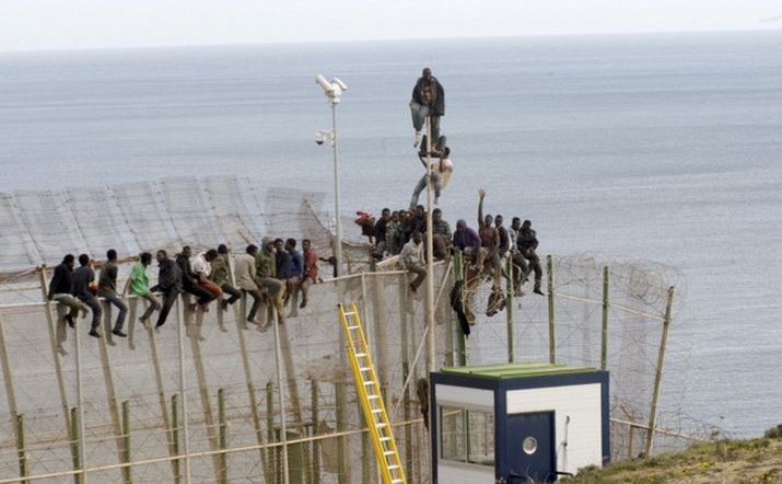 Imigranţi africani încearcă să treacă de gardul de frontieră dintre Maroc şi oraşul spaniol Ceuta. Un incident similar a avut loc în ianuarie 2017 la acelaşi punct de frontieră.