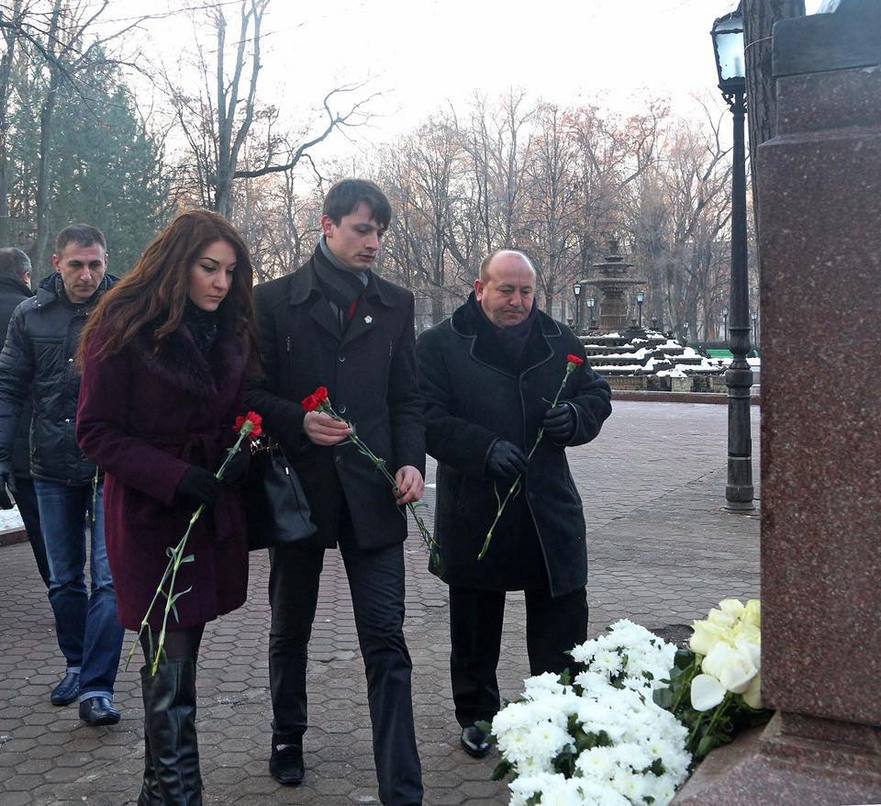 Deputaţi socialişti depun câte două garoafe la bustului lui Mihai Eminescu (facebook.com)