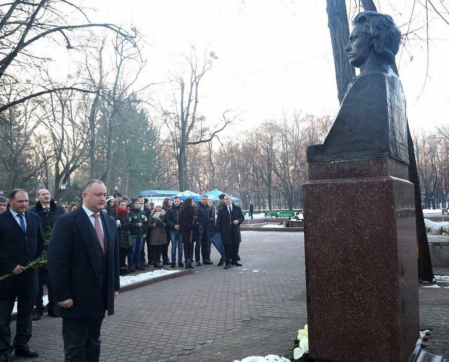 Preşedintele Igor Dodon depune flori la bustul lui Mihai Eminescu