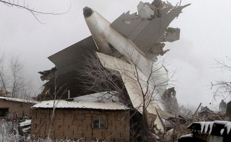 Scena prăbuşirii unui avion turcesc peste gospodăriile unui sat din Kârgâzstan, 16 ianuarie 2017.