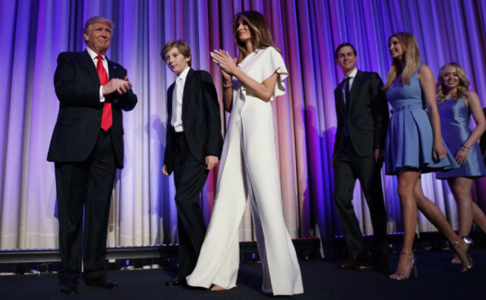 Melania Trump îmbracă o salopetă albă de la firma Ralph Lauren