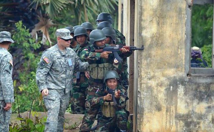 Soldaţi americani şi soldaţi cambodgieni în timpul unui exerciţiu militar comun “Angkor Sentinel”, desfăşurat în Cambgodia.
