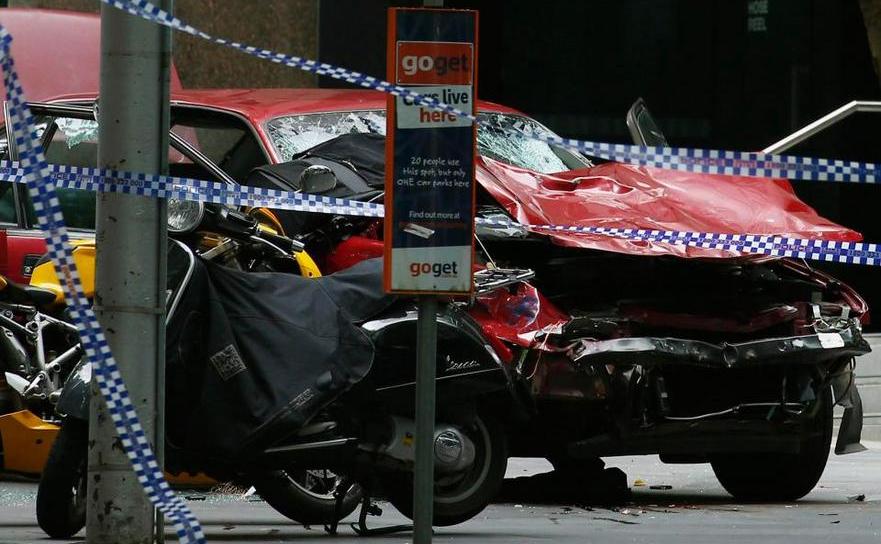 Automobilul folosit în atacul asupra pietonilor din Melbourne,  Australia, 20 ianuarie 2017. (Captură Foto)