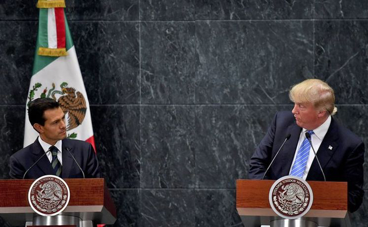 Donald Trump participă la o conferinţă comună de presă cu preşedintele mexican Enrique Pena Nieto în Mexico City, 31 august 2016.