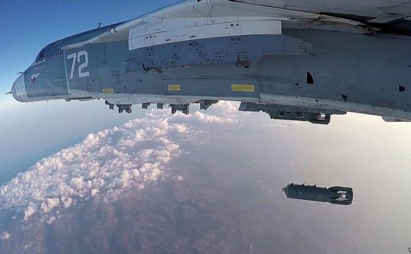 Bombardier rusesc Suhoi Su-24M lansează o bombă în timpul unei misiuni de luptă în Siria.