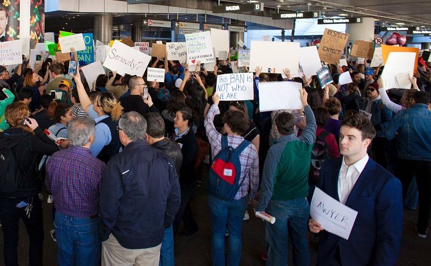 Protestatari adunaţi pe aeroportul din Los Angeles pentru a demonstra împotriva decretului prezidenţial al lui Donald Trump 