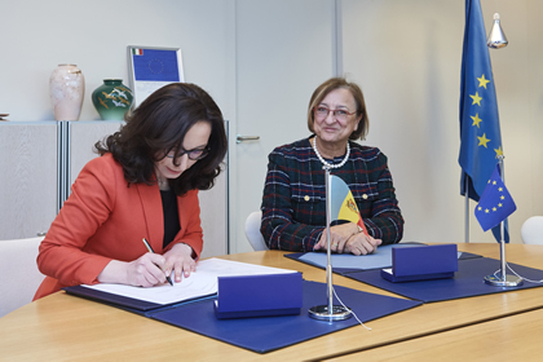 Corina Călugăru şi Gabriella Battaini-Dragoni în procesul semnării Convenţiei de la Istanbul. (strasbourg.mfa.md)