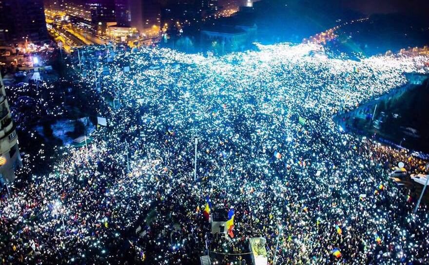 "Revoluţia Luminii" - Protest la Guvern (Marilena Parvulescu / Facebook)