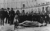 Statuia lui Napoleon doborâtă la pământ, în timpul Comunei din Paris în 1871 (Andre Adolphe Eugene Disderi / domeniul public)