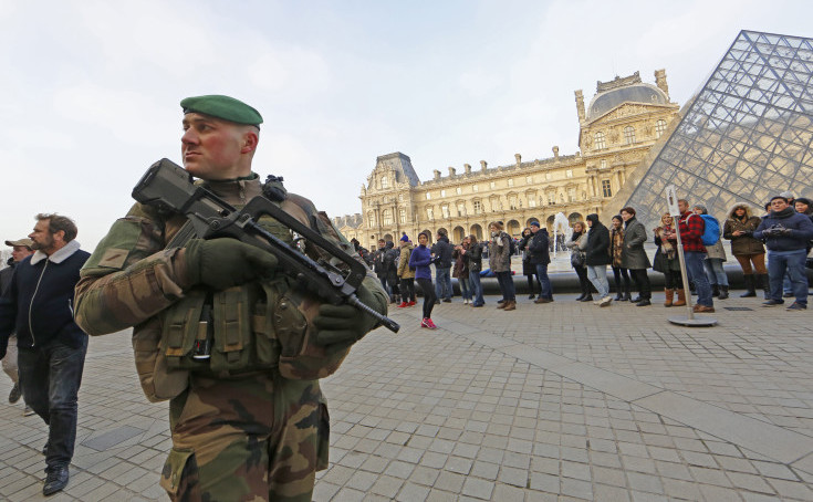 Un soldat francez stă de pază în zona Muzeului Luvru din Paris, Franţa.