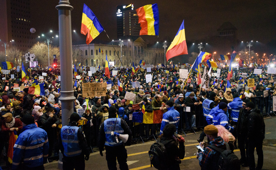 A cincea seară de proteste în Piaţa Victoriei. (Mihuţ Savu/Epoch Times)