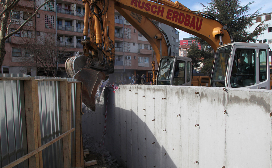 Buldozerele demolează un zid în oraşul Mitrovica din Kosovo, 5 februarie 2017.