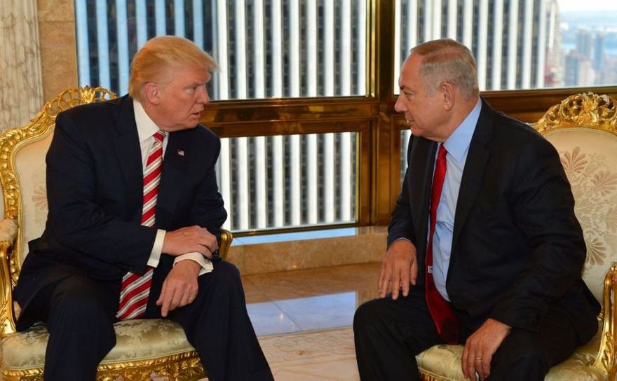 Premierul israelian Benjamin Netanyahu (dr) se întâlneşte cu Donald Trump în New York, 25 septembrie 2016, cu aproximativ două luni înaintea alegerilor prezidenţiale din SUA.