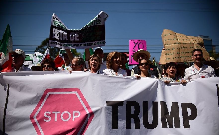 Protest împotriva preşedintelui american Donald Trump în Mexico City, Mexic, 12 februarie 2017.