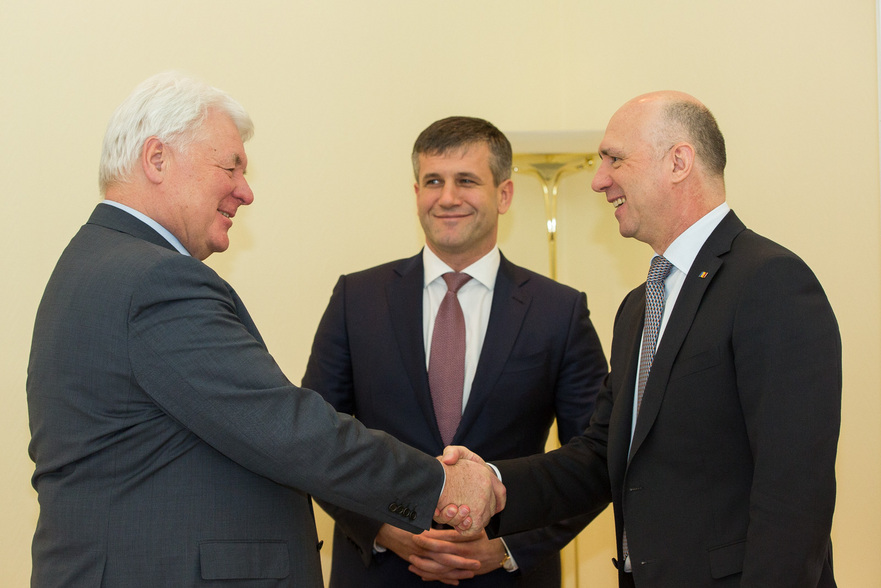 Reprezentantul Gazprom, Valerii Golubev, noul şef Moldovagaz, Vasile Botnari şi premierul Pavel Filip