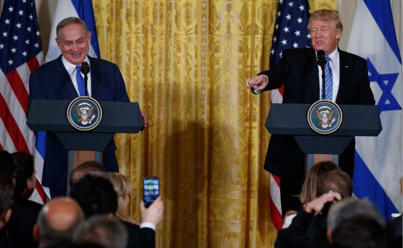 Preşedintele american Donald Trump (dr) şi premierul israelian Benjamin Netanyahu în timpul unei conferinţe de presă desfăşurate la Casa Albă, 15 februarie 2017.