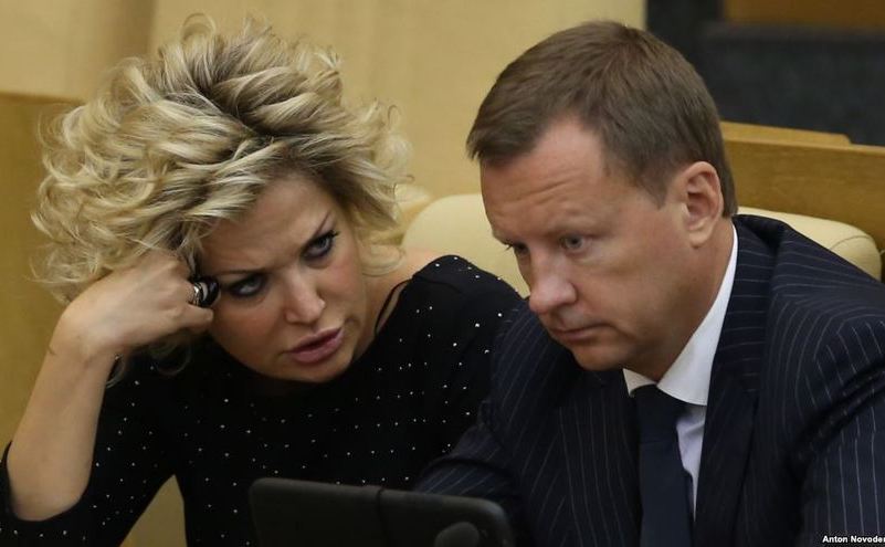 Denis Voronenkov şi soţia sa, Maria Maksakova. (Captură Foto)