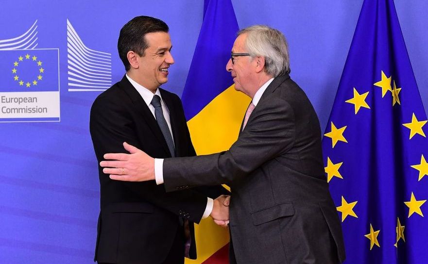 Sorin Grindeanu împreună cu preşedintele Comisiei Europene Jean-Claude Juncker, 17 februarie 2017 (EMMANUEL DUNAND/AFP/Getty Images)