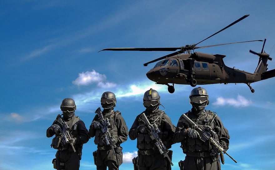 Soldaţi înarmaţi şi un elicopter de luptă. (Pixabay)