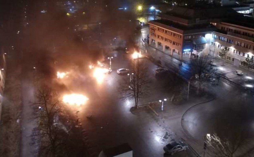 Incendii şi violenţe în Rinkeby (Captură video Janne Åkesson / Expressen)