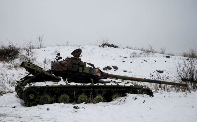 Tanc ucrainean distrus pe linia de front, în apropiere de Avdiivka, estul Ucrainei. (Captură Foto)