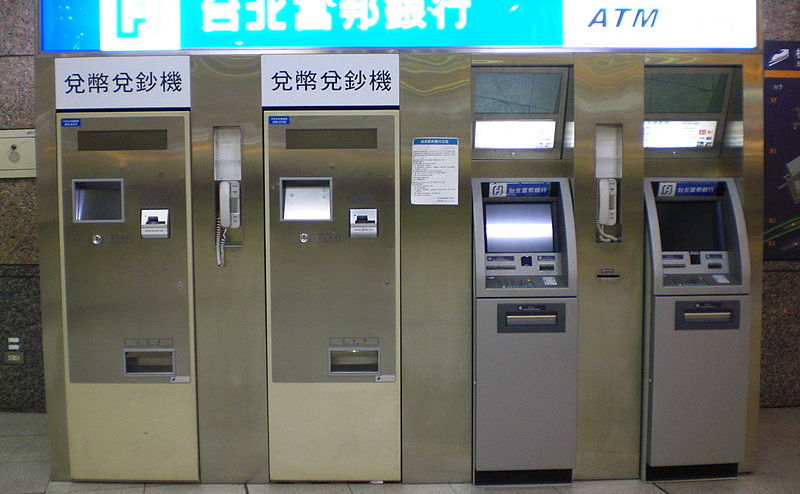 Bancomate la staţia de tren Banqiao din Taipei, Taiwan.