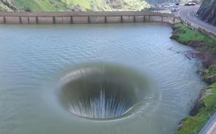 
Morning Glory Hole, California (SUA)