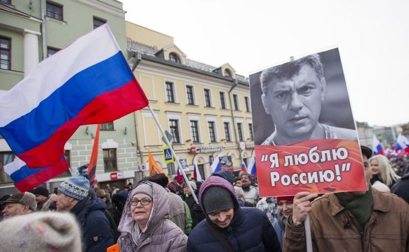 Un marş de comemorare al liderului asasinat al opoziţiei Boris Nemţov (în portret) are loc în Moscova, Rusia, 26 februarie 2017.