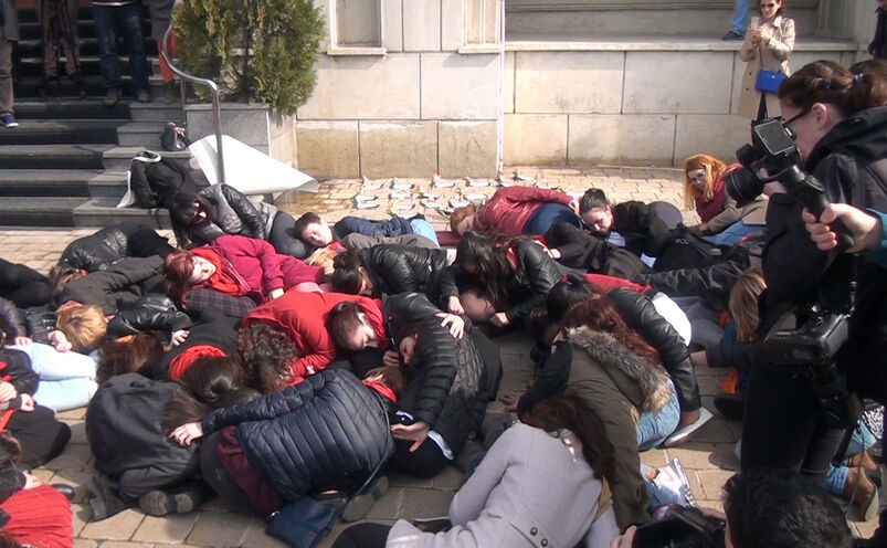 Cade una, cădem toate - Flashmob la Ministerul Justiţiei (Epoch Times)