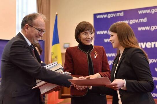 Daniel Ioniţă şi Corina Fusu desemnând învingătorii concursului. 16.03.2017 (facebook.com/profil Ministerul Educaţiei)